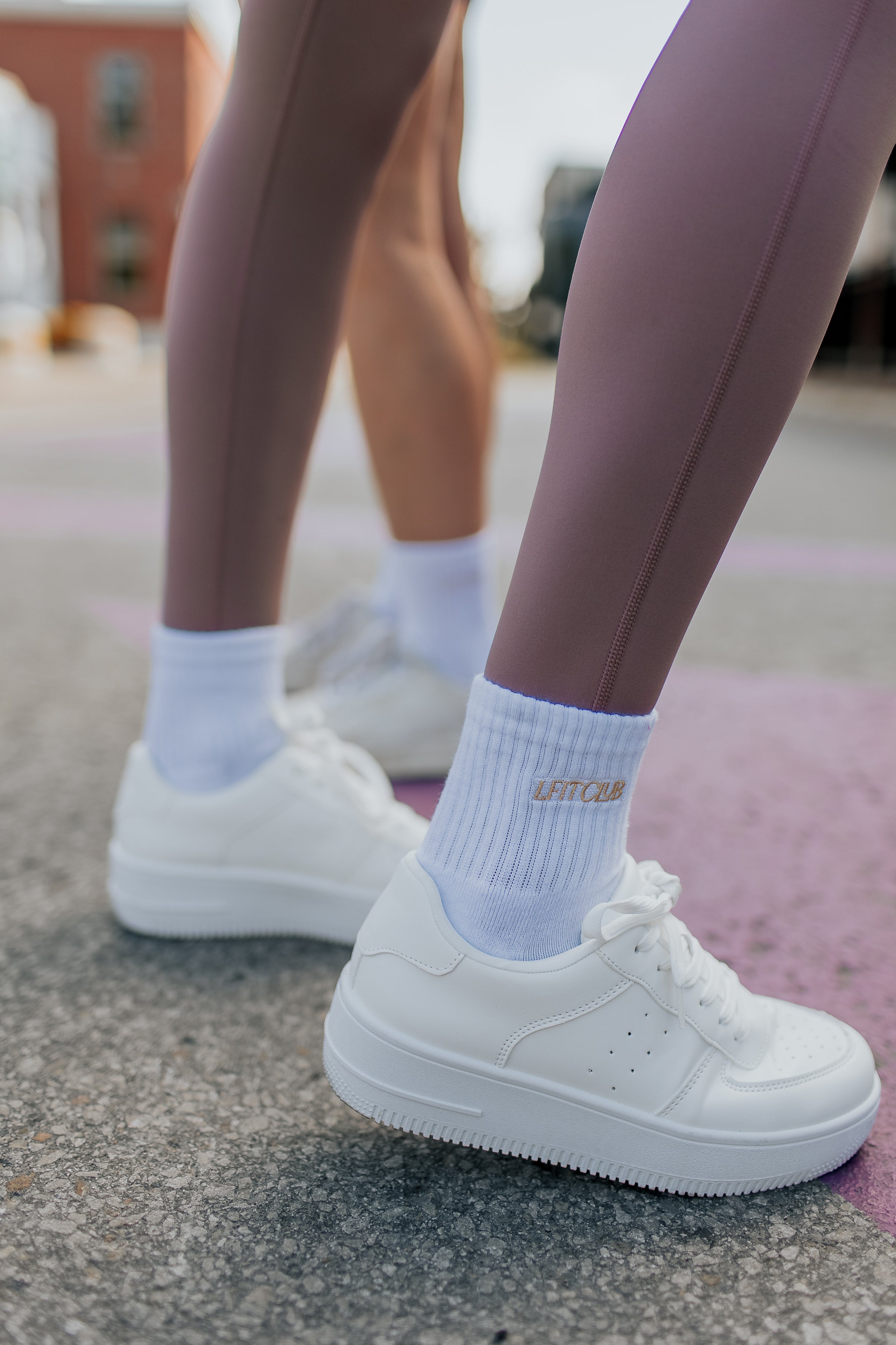Chaussettes blanches côtelées avec logo - collaboration avec UNRUN