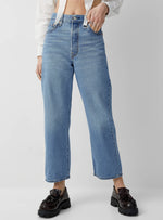 Ribcage Straight Ankle Jeans - In the middle